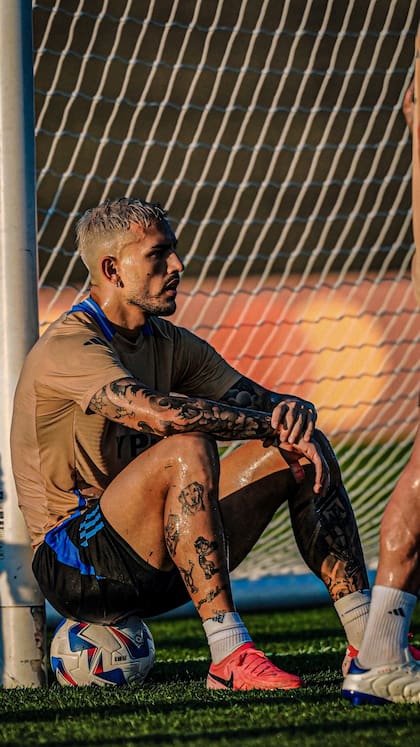 Leandro Paredes, en el entrenamiento, lució su pelo platinado