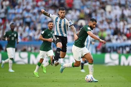 Leandro Paredes en el partido entre Argentina y Arabia Saudita