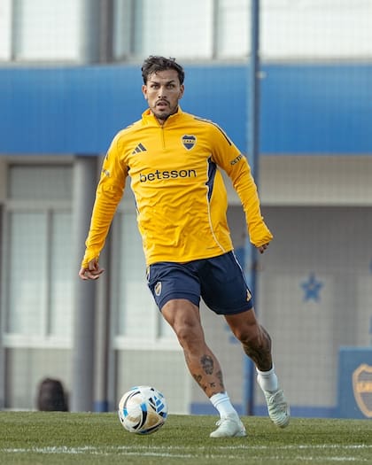 Leandro Paredes entrenando en el predio de Boca en Ezeiza