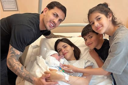 Leandro Paredes fue papá otra vez y posó junto a la familia completa