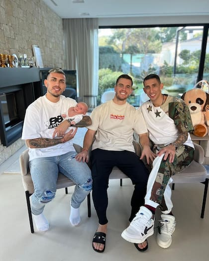 Leandro Paredes, Giovani Lo Celso y Ángel Di María junto a Emilia