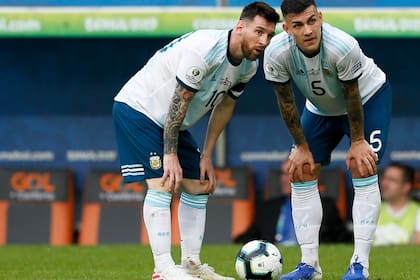 Leandro Paredes junto a Lionel Messi, en el partido ante Qatar
