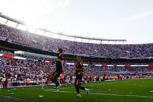 Boca le gana a River después de un penal chequeado por el VAR: Paredes acertó en el final del primer tiempo