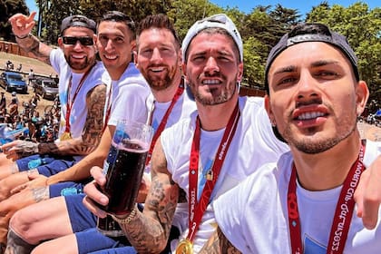 Leandro Paredes, Rodrigo De Paul, Lionel Messi, Ángel Di María y Nicolás Otamendi, sobre el techo en la parte de atrás del micro que los trasladó.