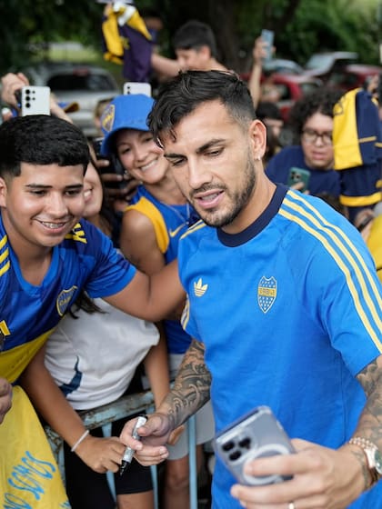 Leandro Paredes se fotografió con los hinchas en la llegada del plantel a Córdoba, este miércoles por la tarde.