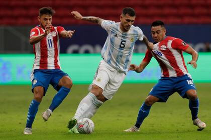 Leandro Paredes volvió a ser titular: como el equipo, fue de más a menos. Terminó reemplazado.