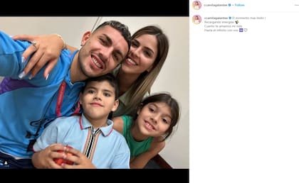 Leandro Paredes y Camila Galante junto a sus hijos, después de que la Argentina ganara ante México