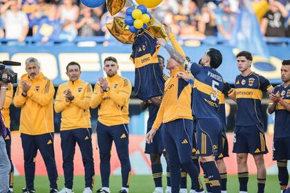Leandro Paredes y Claudio Úbeda, durante el homenaje a Miguel Angel Russo por su fallecimiento