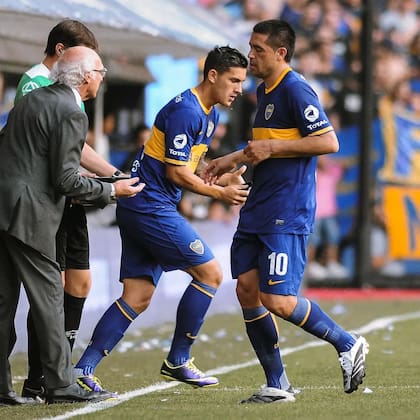 Leandro Paredes y Juan Román Riquelme compartieron tres años en Boca; hoy van por la Libertadores desde roles diferentes.