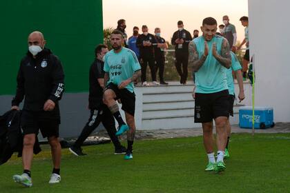 Leandro Paredes y Nicolás Otamendi, durante uno de los ensayos; en este caso, en campo de Fluminense