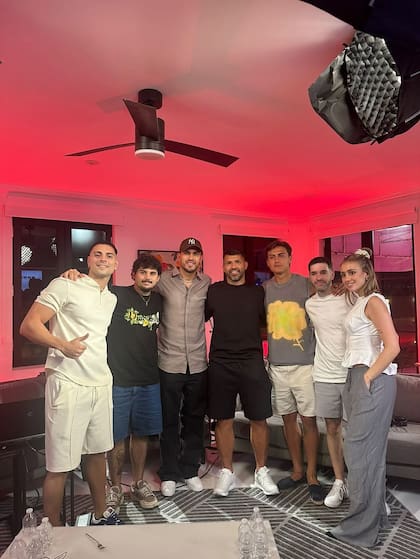 Leandro Paredes y Paulo Dybala participaron del nuevo programa del Kun Agüero, La casa del Kun (Foto: Instagram @kunaguero)