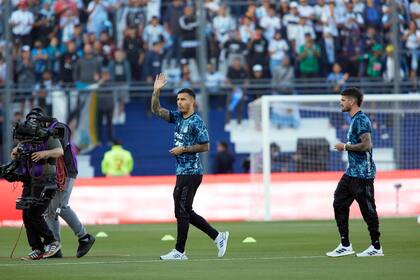 Leandro Paredes y Rodrigo De Paul ingresan al campo de juego del estadio del Bicentenario y saludan a los hinchas, que los ovacionan en la previa del partido entre la Argentina y Brasil.