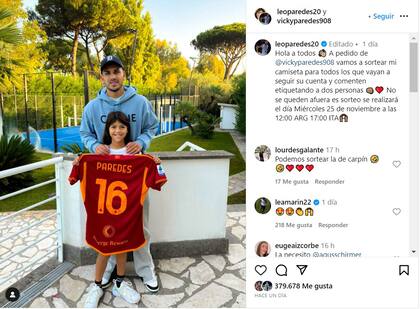 Leandro Paredes y su hija, Victoria, posando para la cámara en el sorteo de una camiseta de la Roma