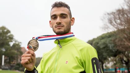 Leandro Paris, con la medalla de oro del Sudamericano para mayores de atletismo
