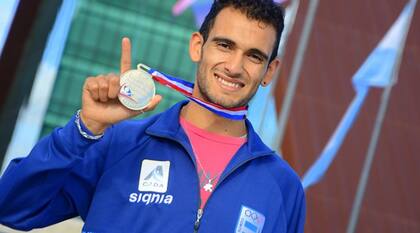 Leandro Paris, ganador de los 800 metros