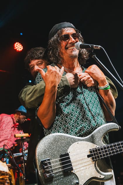 Leandro Quiroga abrazado al Zorrito Von Quintiero, en el cumpleaños número 60 que el músico festejó en Medio y Medio