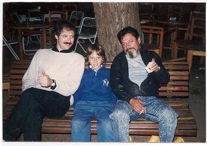 Leandro Quiroga, el fundador de Medio y Medio, en una postal de su infancia junto a Jaime Roos