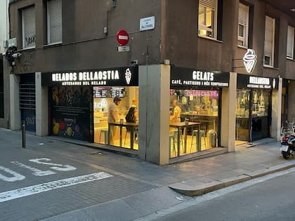 Leandro Rincón fundó la heladería Dellaostia en 2022, ubicada en el barrio Gracia de Barcelona