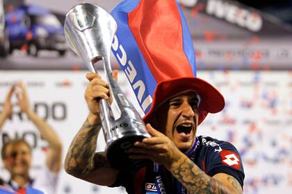Leandro Romagnoli sostiene la copa celebrando el campeonato en 2013