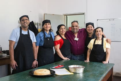 Leandro, Roxana, Fabiana Leandro, Johana y Patricia junto a Maximiliano (de camisa violeta), uno de los profes de cocina 