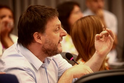 Leandro Santoro durante el debate en comisiones del proyecto de ley ómnibus