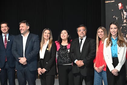 Leandro Santoro, el segundo a la izquierda, entremezclado con otros candidatos a legisladores porteños