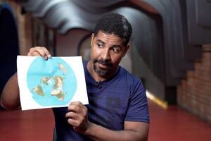 Leandro sostiene un mapa de la tierra plana: hoy reconoce que la imagen no tiene sentido