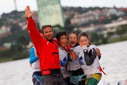 Leandro Tulia estaba muy bien considerado en la formación de niños y niñas en el ambiente de la vela, hasta que se conocieron las denuncias