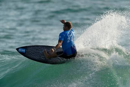 Leandro Usuna quedó cuarto en su serie de surf, un deporte que se estrenó en los Juegos Olímpicos, y volverá a competir en la madrugada argentina. 