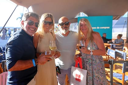 Leandro y Carolina festejan junto a unos amigos la inauguración de Experiencia Living 2026 en Remeros Beach