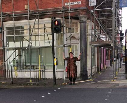 Leanne en la esquina donde fue por las cámaras de Google