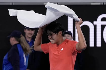 Learner Tien celebra tras vencer a Daniil Medvedev en la segunda ronda del Abierto de Australia
