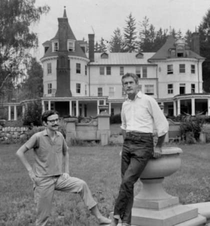 Leary y un amigo frente a la mansión en Millbrook (Getty Images)