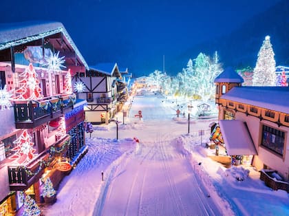 Leavenworth es la ciudad navideña de EE.UU., gracias a su espíritu festivo, su encanto europeo y su decoración lumínica (Instagram/@visitleavenworthwa)