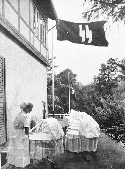 Lebensborn fue un programa nazi creado en 1935 por Heinrich Himmler para fomentar el nacimiento de niños “arios”. Ofrecía apoyo a mujeres consideradas “racialmente puras” y promovía que miembros de las SS tuvieran hijos con ellas. Alvensleben tuvo un hijo bajo este programa.