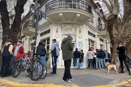 Lebrel convoca multitudes, especialmente los fines de semana, cuando se arman largas filas para conseguir mesa o comprar.