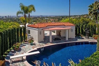 La impresionante casa de 900 metros cuadrados tiene una pequeña casa al borde la pileta