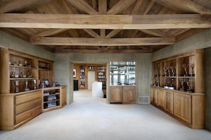 La mansión de la estrella de la NBA tiene cuatro enormes dormitorios, ocho baños, siete chimeneas, un ascensor y una bodega