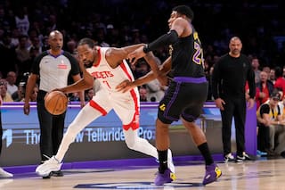 LeBron anota 28 y guía al triunfo a unos mermados Lakers por 101-94 ante los Rockets de Durant