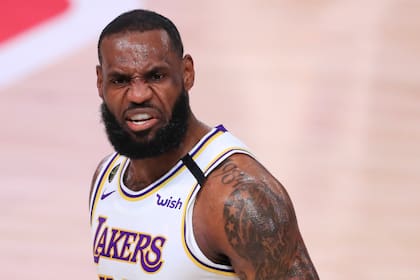 LeBron James # 23 de Los Angeles Lakers reacciona durante el primer cuarto contra los Houston Rockets en el Juego Cinco de la Segunda Ronda de la Conferencia Oeste durante los Playoffs de la NBA 2020 en AdventHealth Arena en el ESPN Wide World Of Sports Complex.