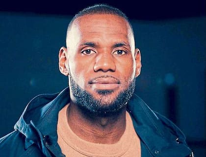 LeBron James: A sus 33 años, LeBron James mantiene una intensa actividad fuera de la cancha. Tiene inversiones en la cadena de fast food Blaze Pizza, es dueño de un porcentaje del club inglés Liverpool y fundó su productora de contenidos: SpringHill Entertainment