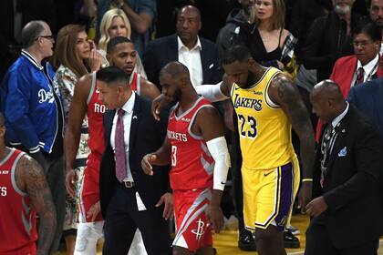 LeBron James abraza a Chris Paul, uno de los expulsados luego de la pelea