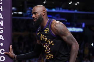 LeBron James anota 28 y guía a Lakers a paliza de 101-73 ante Suns para asegurar ventaja de local