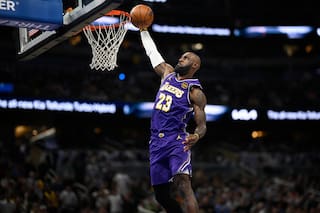 LeBron James bate récord de la NBA de partidos jugados y Kennard anota triple ganador ante Magic