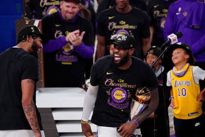 LeBron James, con el trofeo del MVP