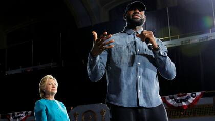 LeBron James, con Hillary Clinton