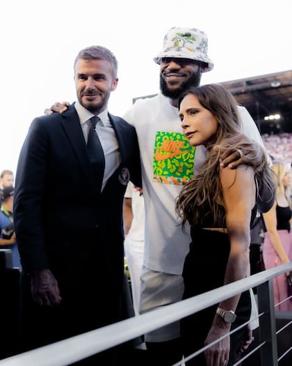 LeBron James Junto a David y Victoria Beckham