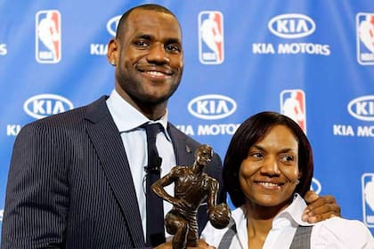 LeBron James junto a su madre, Gloria Marie James