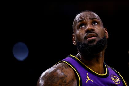 LeBron James, la figura de los Lakers de Los Ángeles, que cumplirá 40 años el lunes próximo y sigue siendo determinante en su equipo