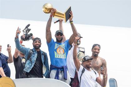 LeBron James levanta el trofeo en su llegada a Cleveland; Irving, Thompson, Love y J.R. Smith lo escoltan